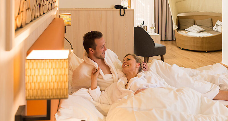 Wald-Wellness-Suite - Schlafzimmer und Relax-Couch